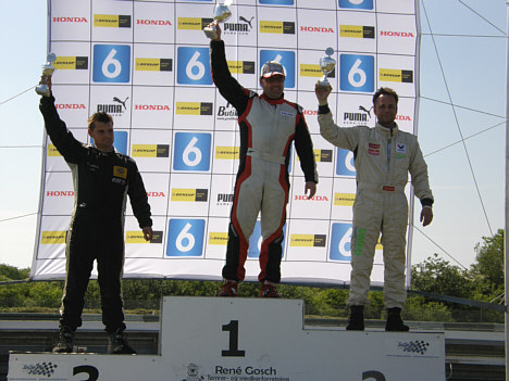 Martin Sally Pedersen (tv) på 3. pladsen i race 2, her sammen med løbets vinder Jacob Kristensen, samt nummer 2 Claus Christensen (th).